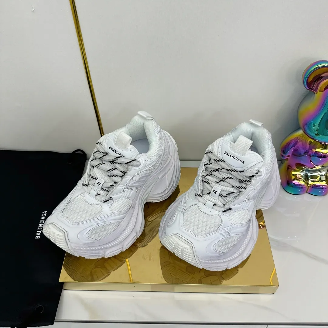 👟👟Ex-factory price 680👟👟 Balenciaga Balenciaga CARGO 6XL Sneakers Round-toe lace-up Low-cut lifestyle mesh lace-up Low-cut catwalk retro Balenciaga is always at the forefront of fashion. This model has huge size and eye-catching design. It is in line with the current "" trend. It uses an all-black color scheme to create a low-key yet gorgeous effect. The 6XL size makes it a conspicuous presence in the market. Suitable for people who pursue individuality. The products released this time once again reflect their innovation capabilities. They are made of microfiber and mesh. Its avant-garde design, exaggerated volume and reflective details give it a special silhouette. It is made of mesh material, which brings good foot feel, comfortable and breathable. The appearance still adopts the classic shape. The shoe body is fashionable and easy to wear. Item No.: 815859 W2MV2 1012 Size: 35-46